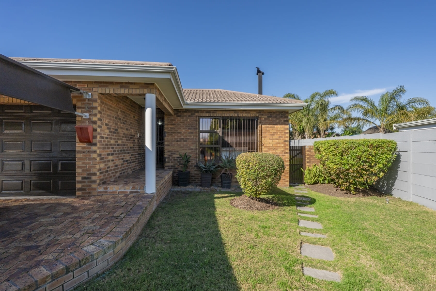 5 Bedroom Property for Sale in De Oude Spruit Western Cape